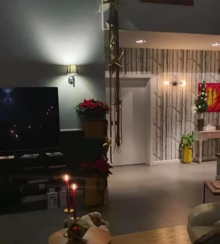 Sandra Kubicka oprowadza po podwarszawskiej willi