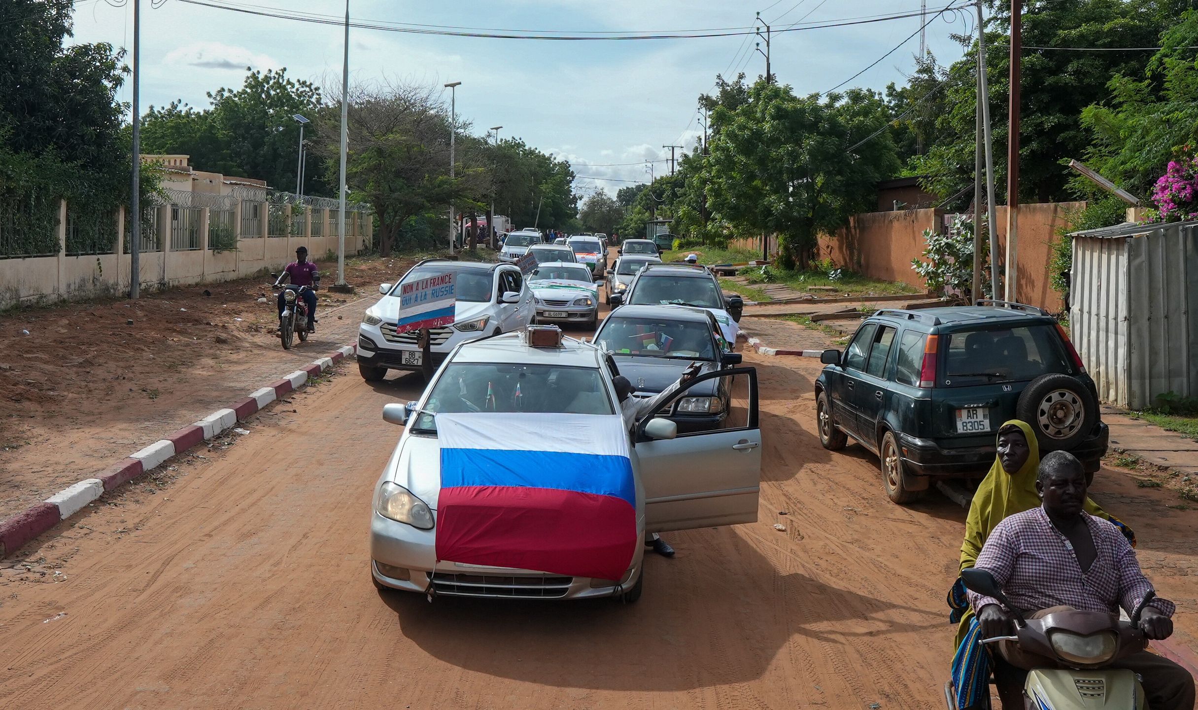 Supporters of the military junta display a Russian flag during a protest against sanctions imposed by the Economic Community of West African States (ECOWAS), in Niamey, Niger, 10 August 2023. Two weeks have passed since democratically elected Niger President Mohamed Bazoum was ousted in a coup led by General Abdourahmane Tchiani, head of the presidential guard. EPA/LUFF Dostawca: PAP/EPA.