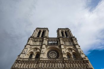 Paryż żegna papieża Franciszka. Dzwony Notre Dame zabiły 88 razy