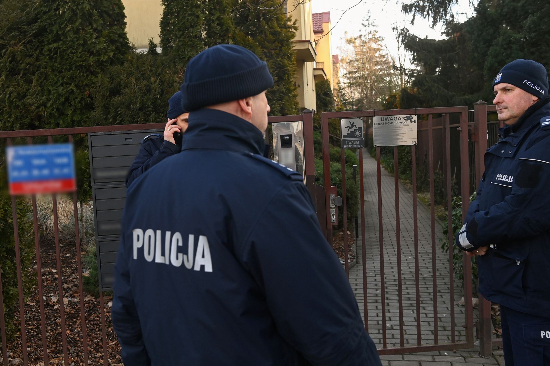 Warszawa, 31.01.2025. Policja i media przed domem Zbigniewa Ziobry na warszawskim Ursynowie, 31 bm. Poseł Ziobro ma zostać dzisiaj doprowadzony na posiedzenie sejmowej Komisji Śledczej ds. inwigilacji systemem Pegasus i przesłuchany w charakterze świadka. (jm) PAP/Piotr Nowak