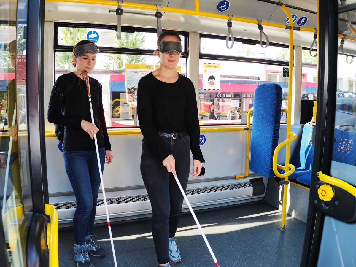Bielsko-Biała. Instruktorzy szkolili się w korzystaniu z autobusów przez osoby niewidome.