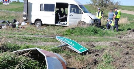 Bus z pasażerami wjechał do rowu. Sześć osób w szpitalu