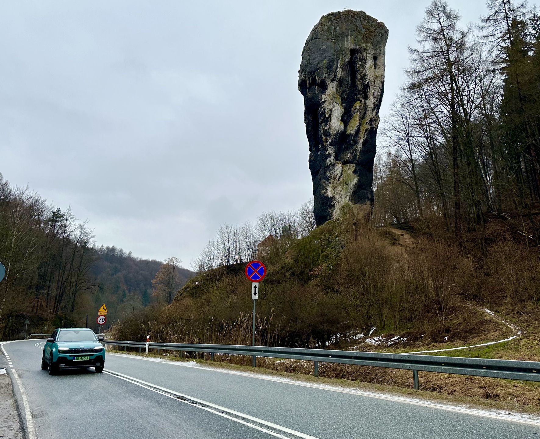 Widok na Maczugę Herkulesa z pobliskiego parkingu 