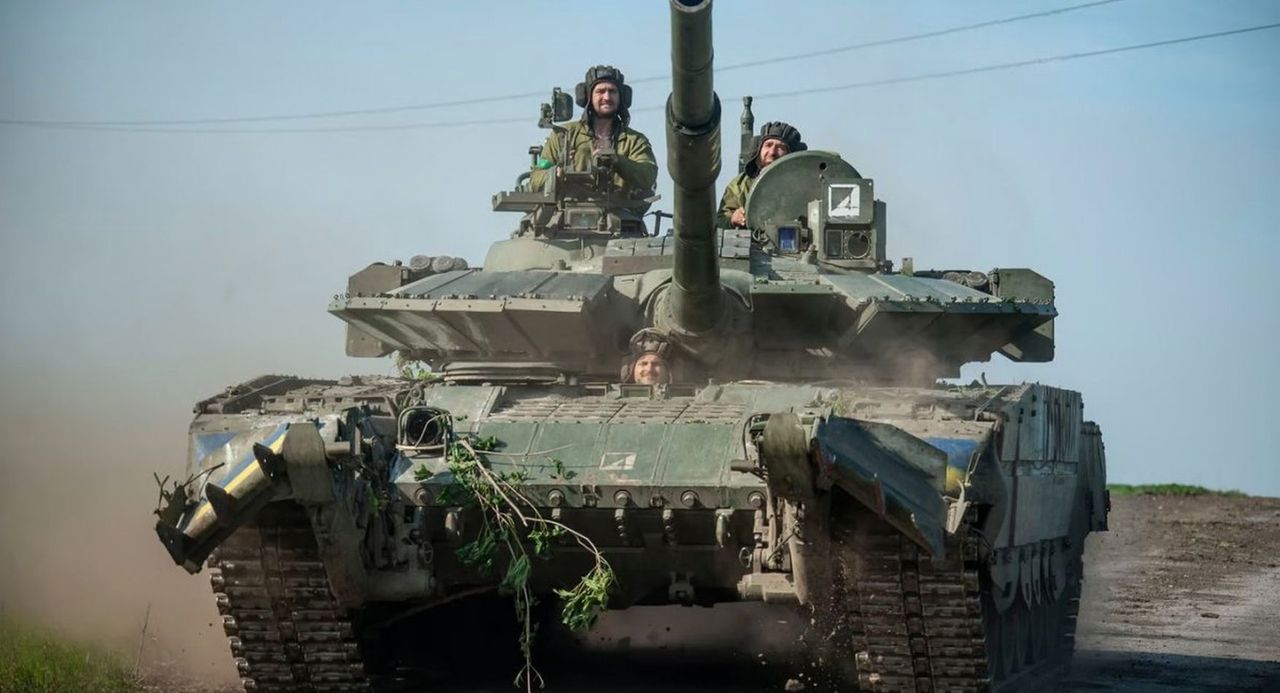 Ukraińscy wojskowi w rosyjskim czołgu T-80BV.