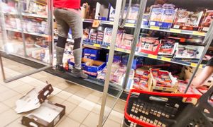 Pracował w Biedronce. Mówi, co się tam dzieje przed świętami