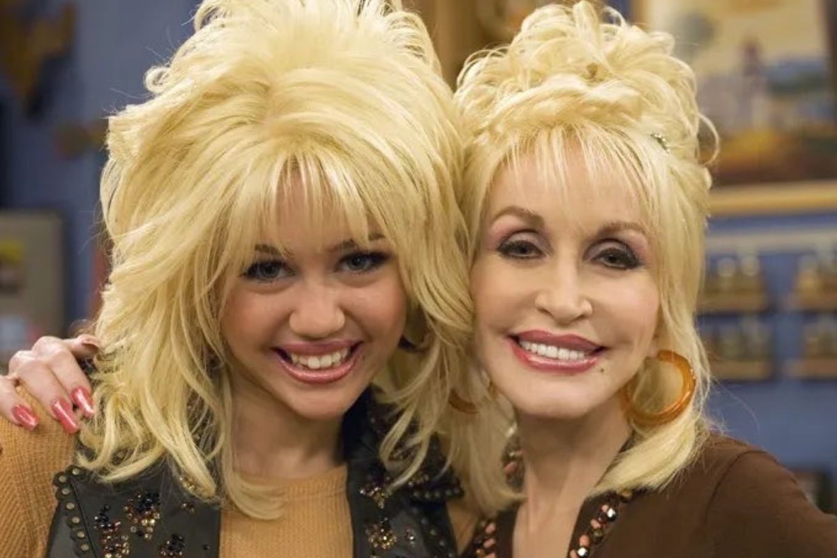 Dolly Parton nie żyje. Była matką chrzestną Miley Cyrus. Razem śpiewały "Jolene"
