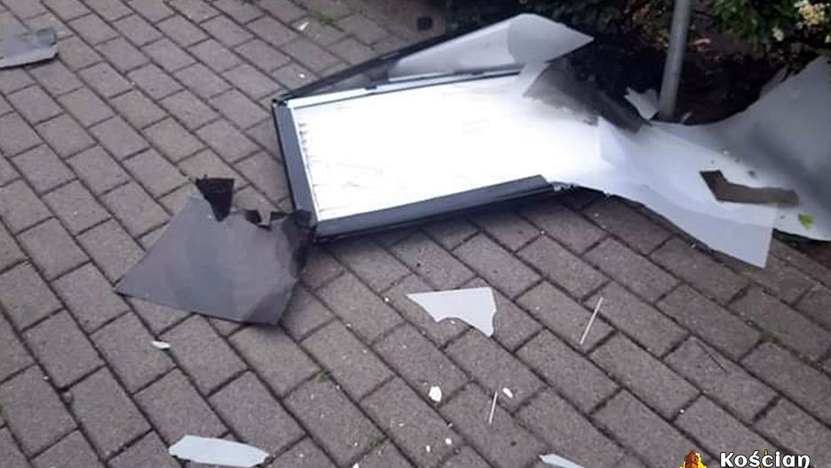 Telewizor wyrzucony z okna
