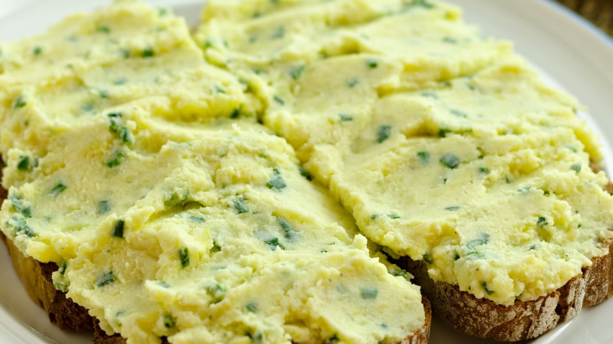 Kanapki z pastą wegańską, która wygląda jak jajeczna