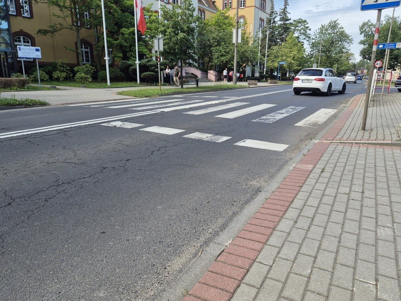 Jezdnia ma być poszerzona, powstaną prawo i lewoskręty