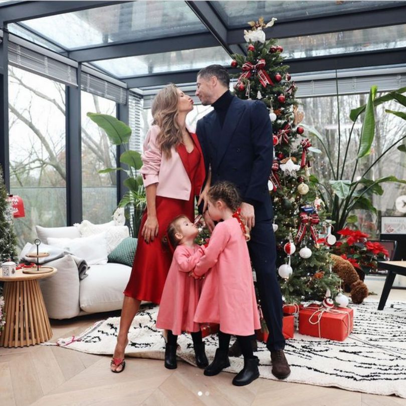 Anna i Robert Lewandowscy gotowi na Wigilię. Zapozowali z córkami przy choince 