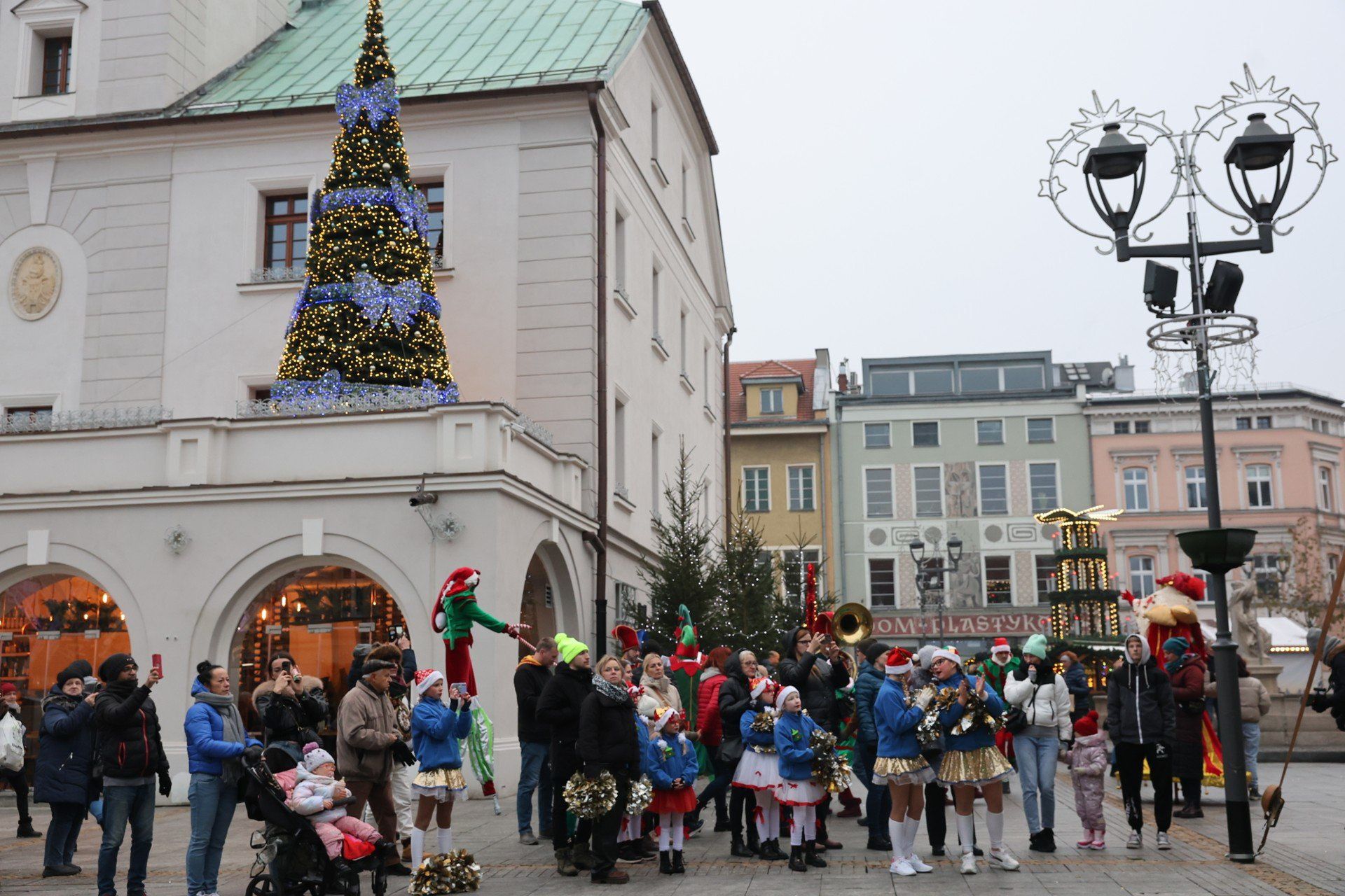 Gliwice zaczynają przygotowania do Świąt! 28 listopada o godz. 15.00 na Rynku oficjalnie rozpoczął się Gliwicki Jarmark Bożonarodzeniowy. Będą występy, animacje, warsztaty i świąteczna niespodzianka!