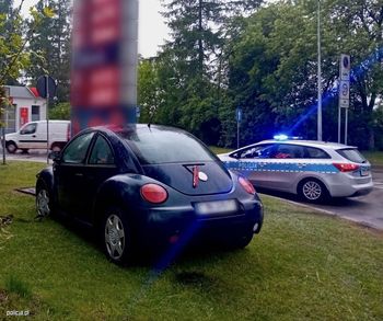 Ponad 3 promile i ucieczka pieszo. Pijana kierująca rozbiła samochód na stacji paliw