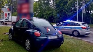 Ponad 3 promile i ucieczka pieszo. Pijana kierująca rozbiła samochód na stacji paliw