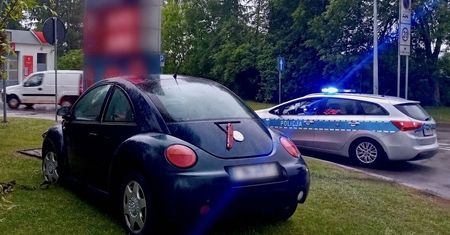 Ponad 3 promile i ucieczka pieszo. Pijana kierująca rozbiła samochód na stacji paliw