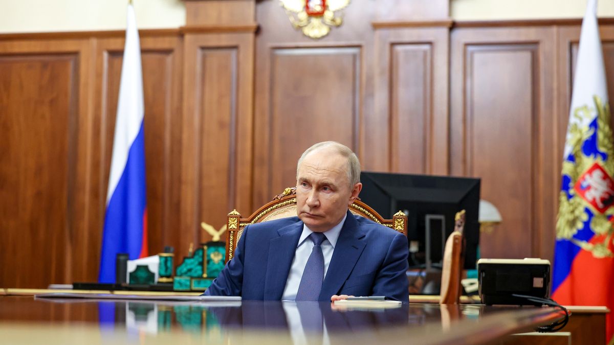 Russian president receives Presidential Commissioner for Children's Rights at the Kremlin
epa12150725 Russian President Vladimir Putin attends a meeting with Presidential Commissioner for Children's Rights Maria Lvova-Belova (not pictured) at the Kremlin in Moscow, Russia, 02 June 2025.  EPA/GAVRIIL GRIGOROV/SPUTNIK/KREMLIN POOL MANDATORY CREDIT 
Dostawca: PAP/EPA.
GAVRIIL GRIGOROV/SPUTNIK/KREMLIN POOL
russia, children, president