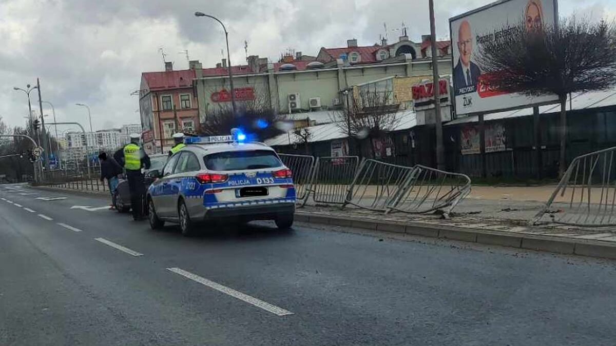 Kierowca rovera wjechał w barierki przy targowisku na al. Tysiąclecia