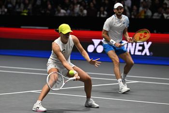 Świątek przegrywa miksta w Shenzhen. Europa bez szans