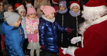 Małopolskie: Mikołaj przyjechał do Biecza na elektrycznej hulajnodze