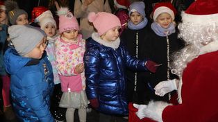 Małopolskie: Mikołaj przyjechał do Biecza na elektrycznej hulajnodze