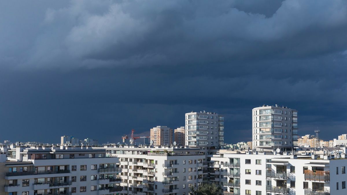 Stock Arkadiusz Ziółekfot: Arkadiusz Ziółek/ East News. Warszawa, Gocław 04.10.2020.     n/z Duża chmura deszczowa nad blokami mieszkalnymi.ARKADIUSZ ZIÓŁEK