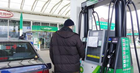 Na stacjach obniżki cen paliw. W hurcie paliwa już drożeją. To początek trendu