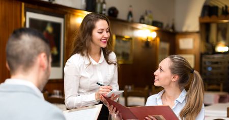 Uważaj, bo zaliczysz wpadkę w restauracji. Wiesz, jak wymówić nazwy tych dań?