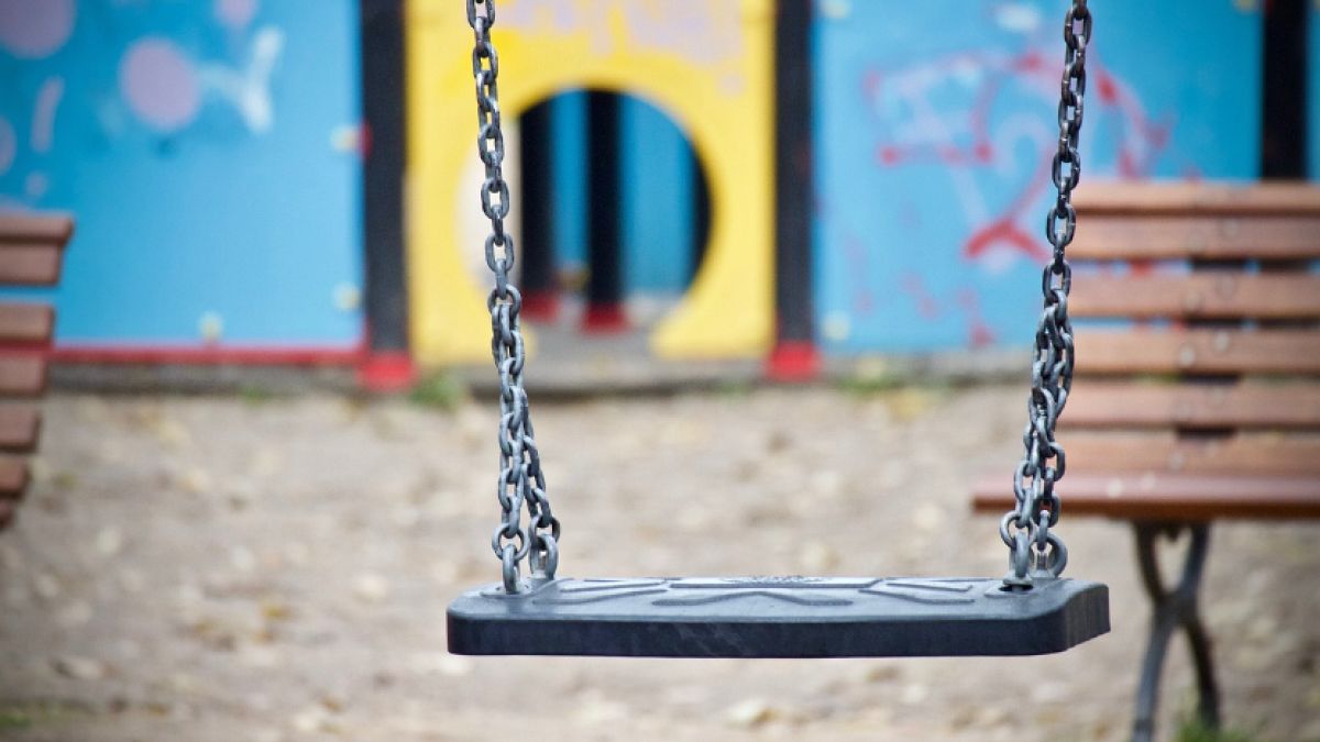 Trzyletni maluch zasnął na placu zabaw