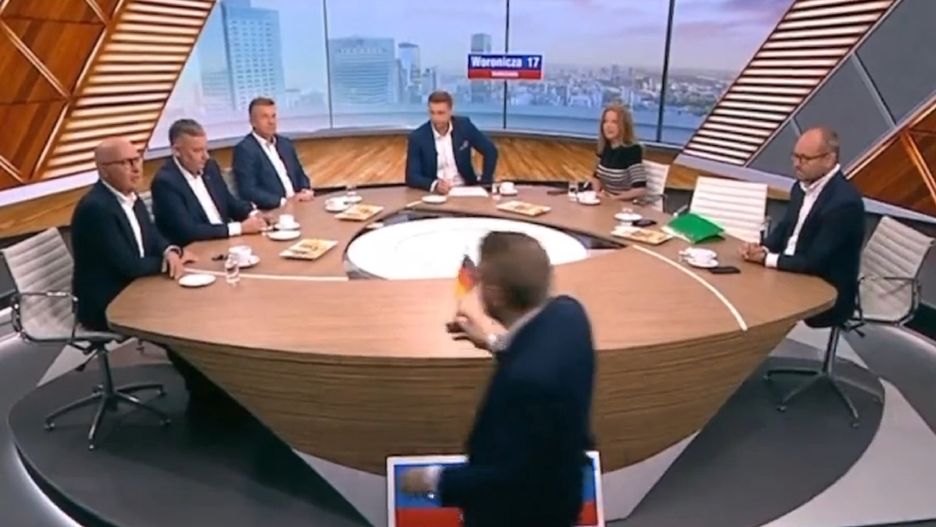 Jacek Ozdoba próbował wręczyć Robertowi Kropiwnickiemu niemiecką flagę