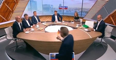 "Błazenada. Kabarecik". Chodzili wokół stołu w TVP z niemiecką flagą