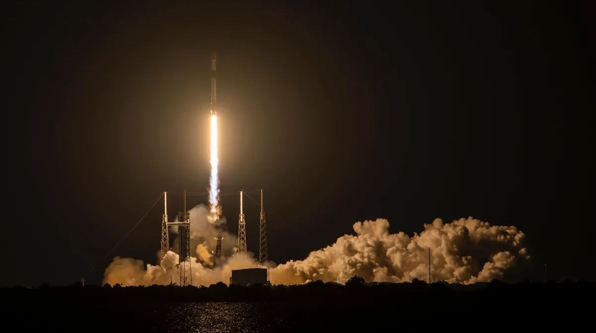 spacex startuje ze satelitami starlink