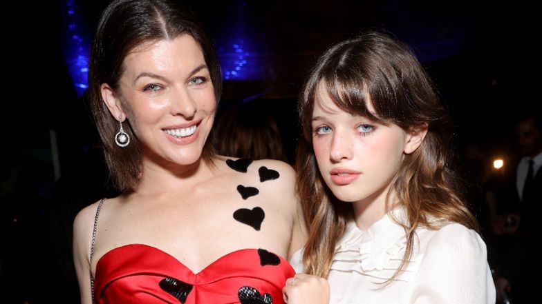 15-letnia córka Milli Jovovich podbija paryskie pokazy w białych kozaczkach i jeansie. Podobna do znanej mamy? (FOTO)