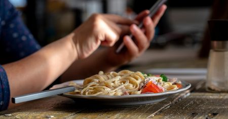 Używasz telefonu podczas jedzenia? Natychmiast przestań, bo skutki będą opłakane
