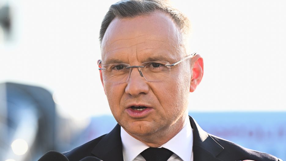 Warszawa, 08.07.2024. Prezydent RP Andrzej Duda podczas wypowiedzi dla mediów na lotnisku w Warszawie przed wylotem do Waszyngtonu, 8 bm. Prezydent RR Andrzej Duda weźmie udział w spotkaniu głów państw i szefów rządów państw NATO. (aldg) PAP/Radek Pietruszka