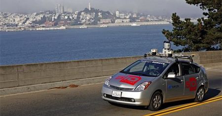 Pribot, czyli Prius sterowany robotem