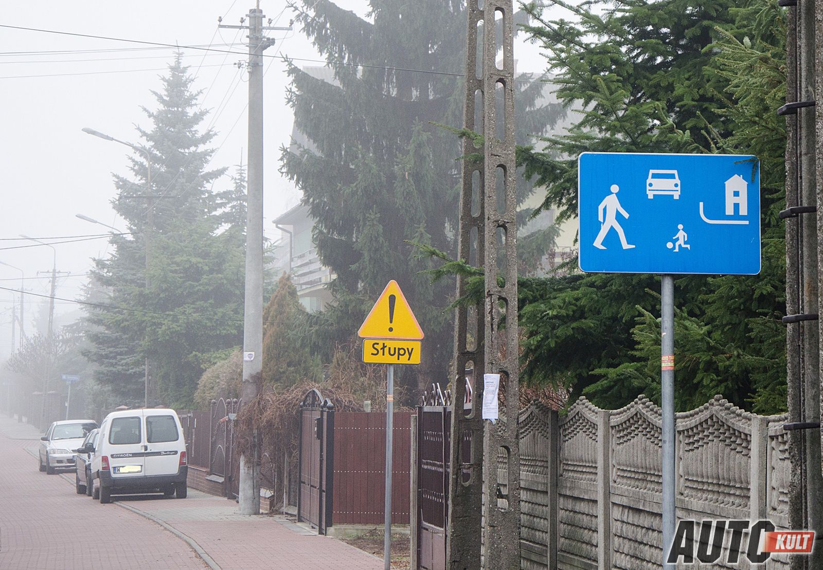 Również znaki informacyjne o rodzaju drogi ustalają prędkość dopuszczalną
