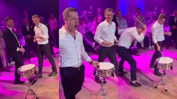 Bracia Mroczek odpięli wrotki na weselu Brzozowskiego. W konkursie z... waleniem w bęben nie mieli sobie równych. Fajnie? (WIDEO)