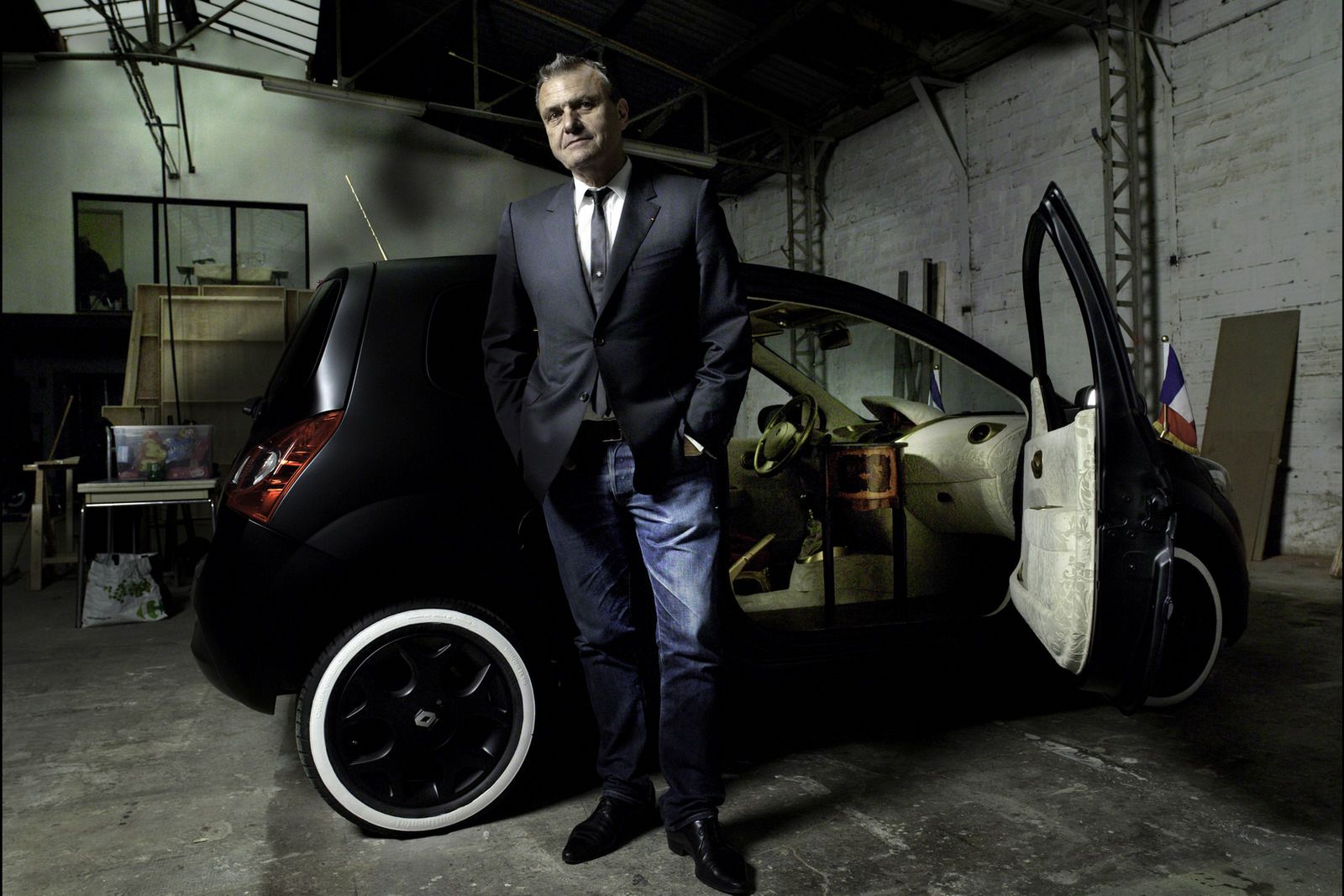 La Clio presidentiel relooke par Jean Charles de Castelbajac. Atelier a Fontenay sous Bois