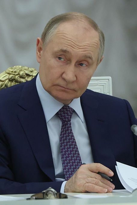 Putin Issues Decree: Foreign Army Uniforms & Military Action - News Directory 3