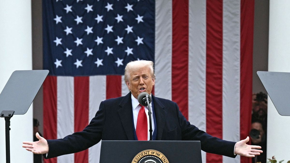 Prezydent Trump podpisa? rozporz?dzenie nak?adaj?ce c?a wzajemne
US President Donald Trump delivers remarks on reciprocal tariffs during an event in the Rose Garden entitled "Make America Wealthy Again" at the White House in Washington, DC, on April 2, 2025. Trump geared up to unveil sweeping new "Liberation Day" tariffs in a move that threatens to ignite a devastating global trade war. Key US trading partners including the European Union and Britain said they were preparing their responses to Trump's escalation, as nervous markets fell in Europe and America. (Photo by Brendan SMIALOWSKI / AFP)
BRENDAN SMIALOWSKI