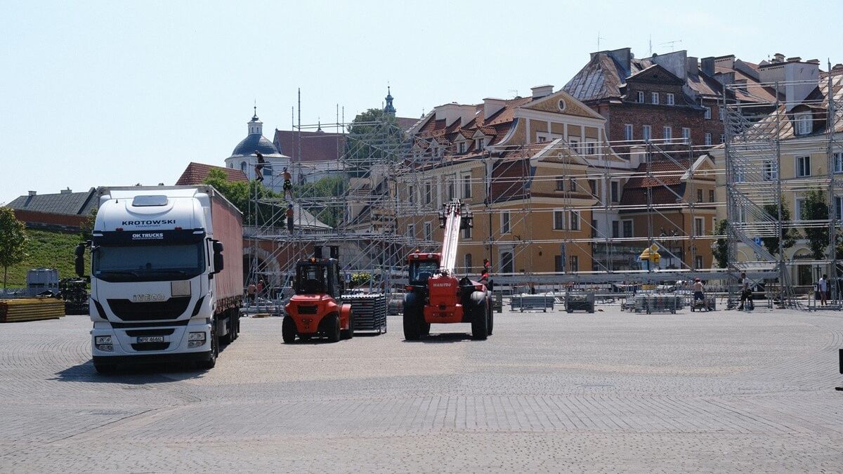 Budowa sceny Lato z Radiem i TVP na Placu Zamkowym w Lublinie