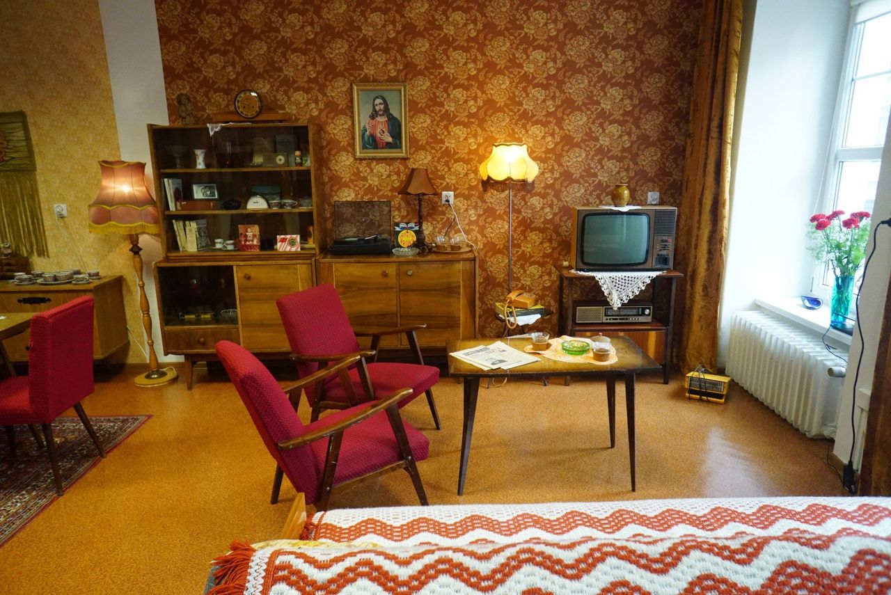 Tak wyglądało wnętrze mieszkania PRL. Eksponaty w Muzeum PRL w Poznaniu. Jak wygląda od środka? Znamy ceny! Zobacz zdjęcia i wideo