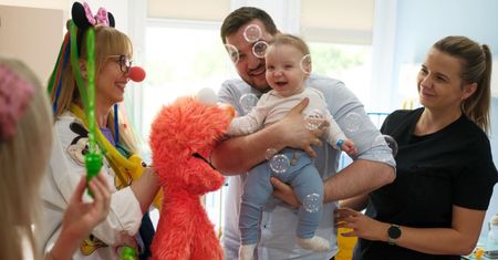 Uśmiech rodzica to siła dziecka. Fundacja Dr Clown przypomina o emocjach opiekunów