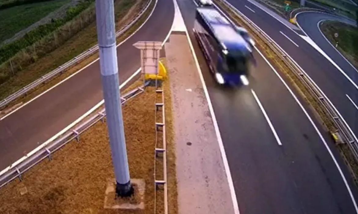 Screen z nagrania z kamery monitoringu. Polski autokar uchwycono siedem minut przed tragedią