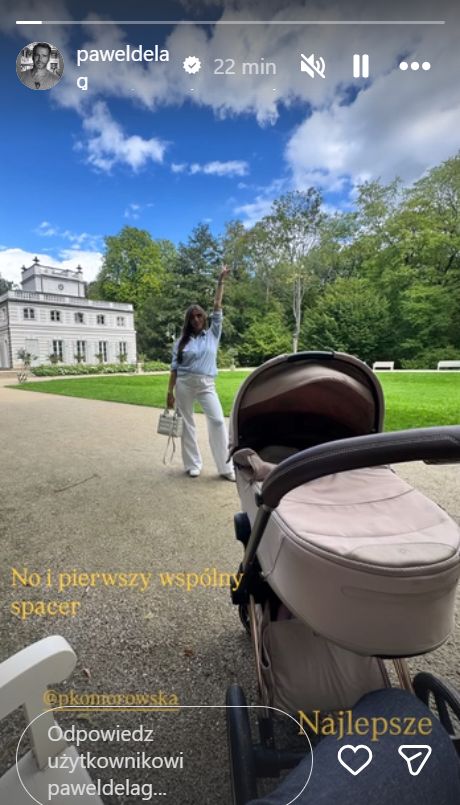 Paweł Deląg na spacerze z córką i partnerką