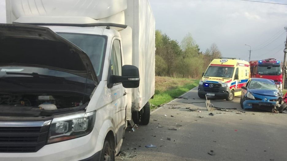 Zderzenie osobówki i dwóch samochodów dostawczych