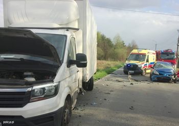 Zderzenie dwóch osobówek w Kiełminie pod Strykowem