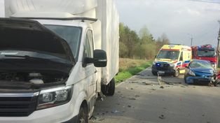 Zderzenie dwóch osobówek w Kiełminie pod Strykowem