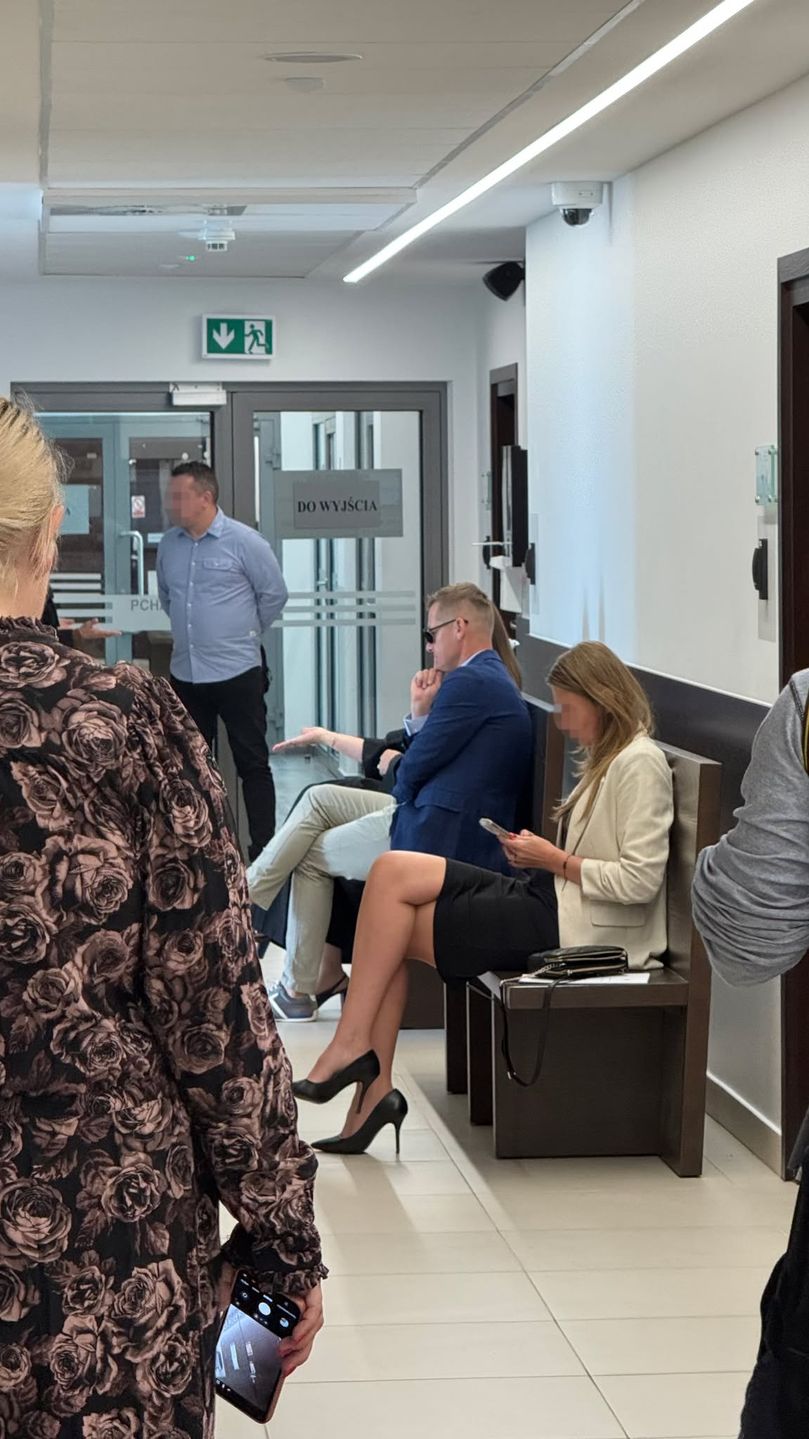 Marcin Mroczek w sądzie przed rozprawą rozwodową