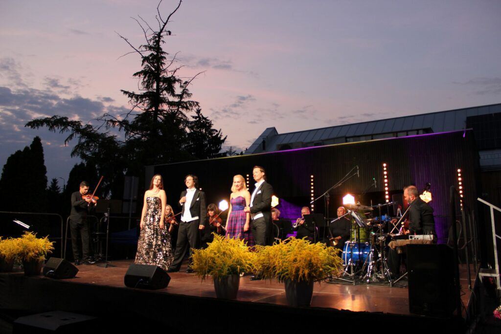 Koncert „Od Opery po Broadway. Wieczór z operą, operetką i musicalem” w Sarnakach. Piotr Kaniuga, Karolina Nosowska, Michał Ryguła, Małgorzata Priebe i Michał Janicki © archiwum GOK Sarnaki