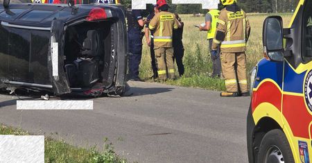 Auto wypadło z drogi i dachowało. W środku pięcioro dzieci